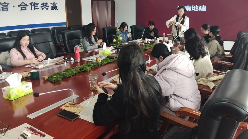 恒煊招商女职工共庆“三八”妇女节，开展古法香牌制作活动